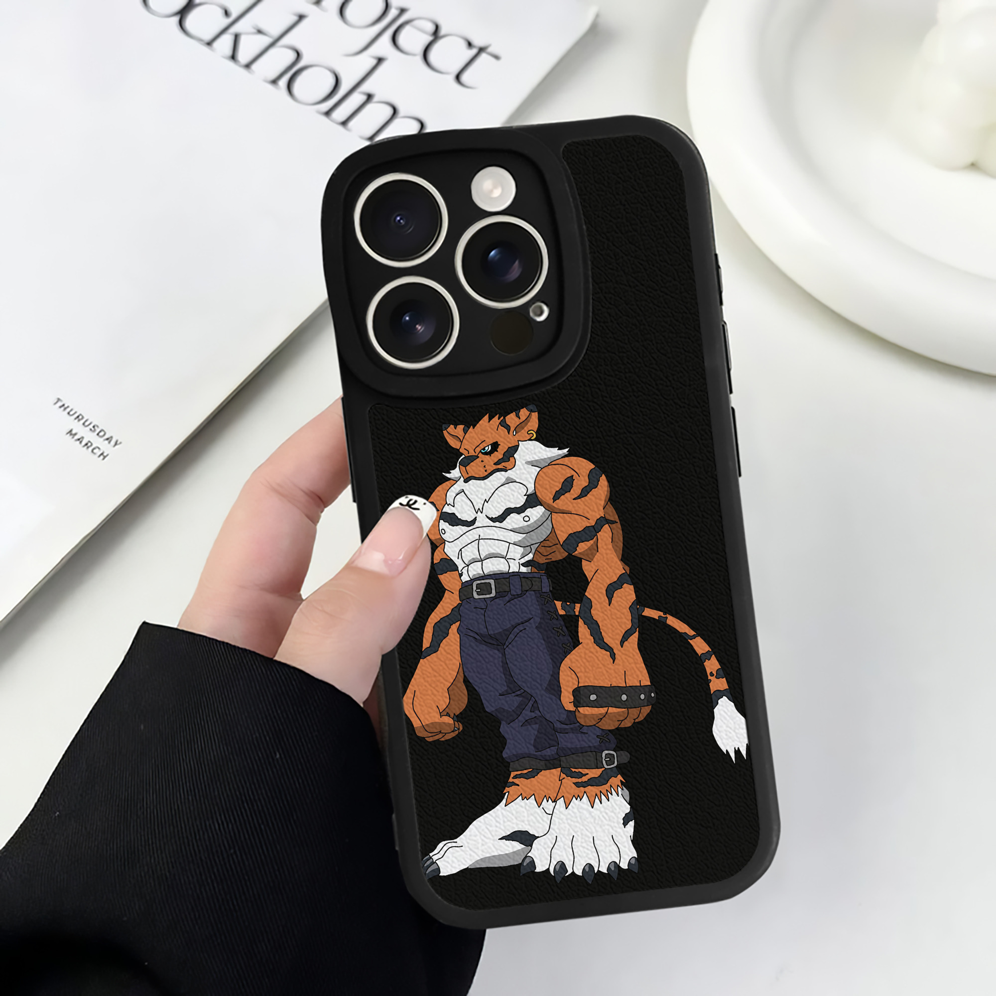 （画像用） Digimon デジタルモンスター/デジモン 【iPhone 16シリーズ対応】シリコンスマホケース（レザー調） 材質：シリコン